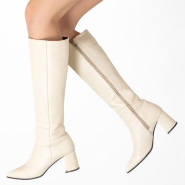 Yüksek topuklu çizme ayakkabı fotoğraf çekimi dış çekim