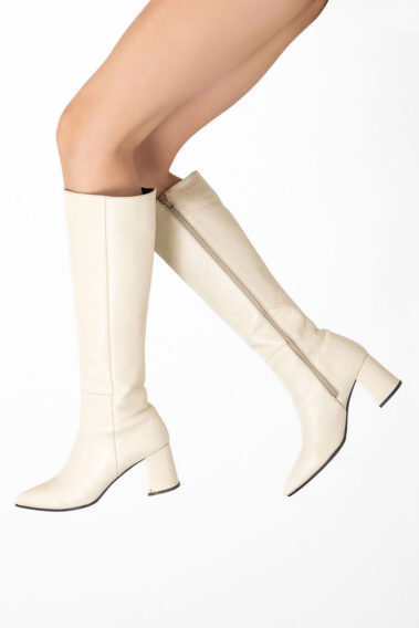 Yüksek topuklu çizme ayakkabı fotoğraf çekimi dış çekim