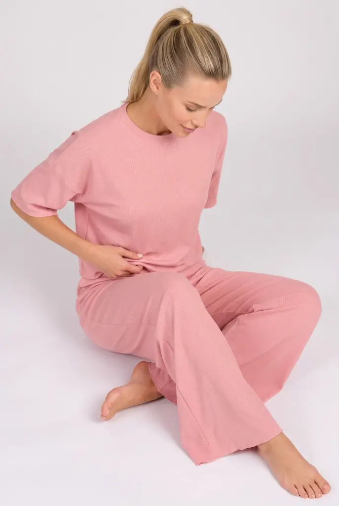 Pembe ev giyim takımı oturma pozlu AI görseli