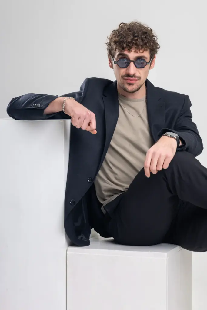 Oturan erkek moda portresi