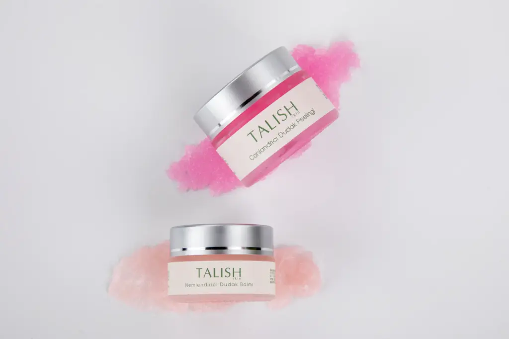 Pembe tüp kozmetik yaratıcı ürün fotoğrafı