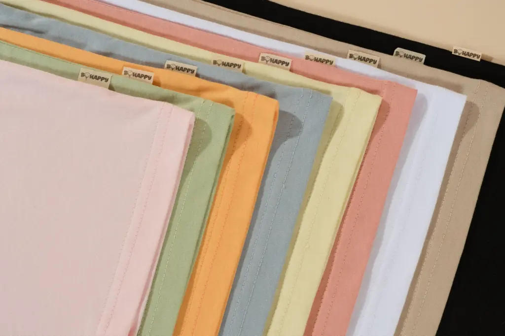 Pastel çocuk tişörtü kumaş ve etiket detayı