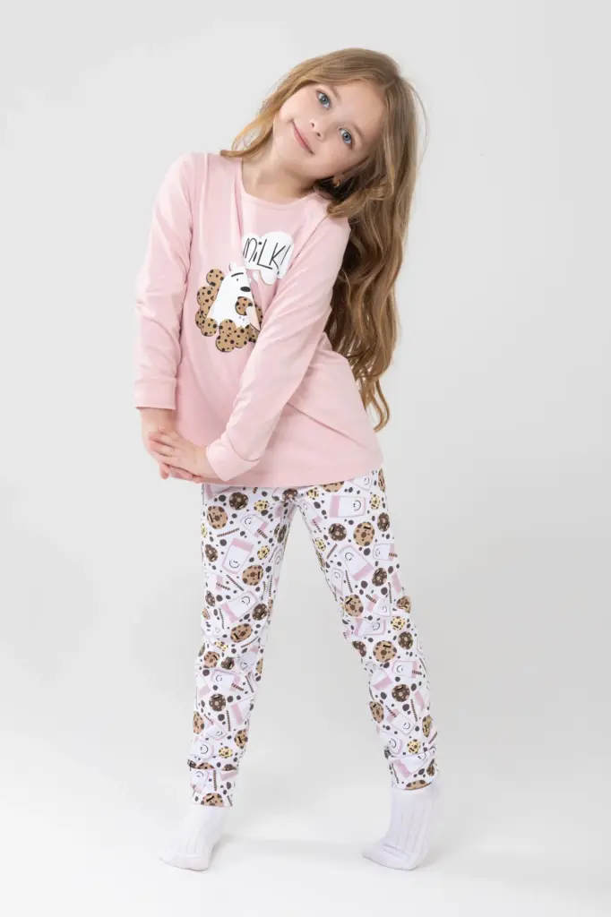 Pembe pijamalı kız çocuk katalog fotoğrafı