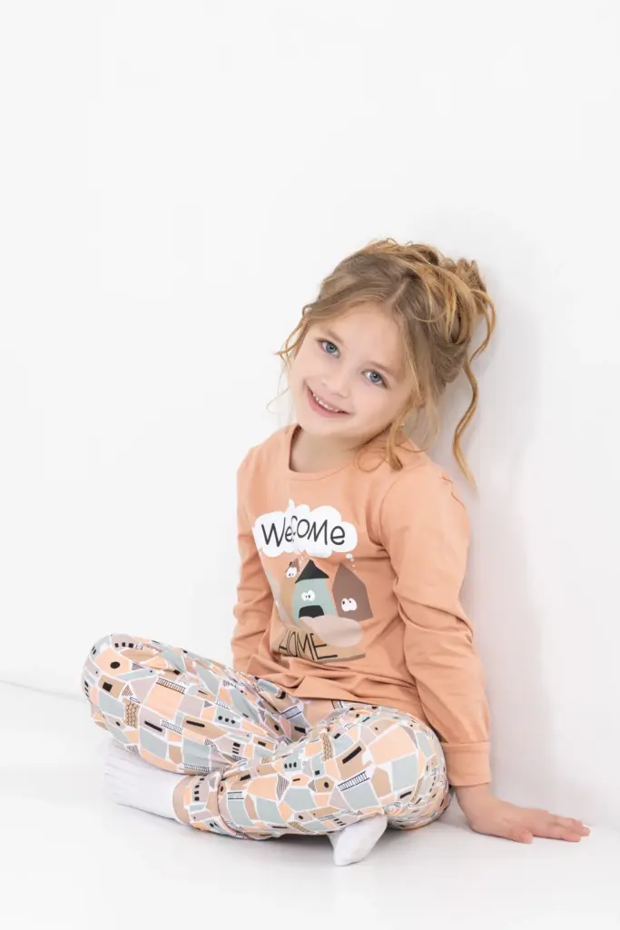 Desenli kız çocuk pijama oturma pozu