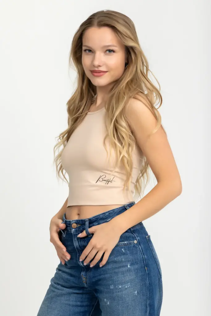 Bej kolsuz üst kadın moda çekimi