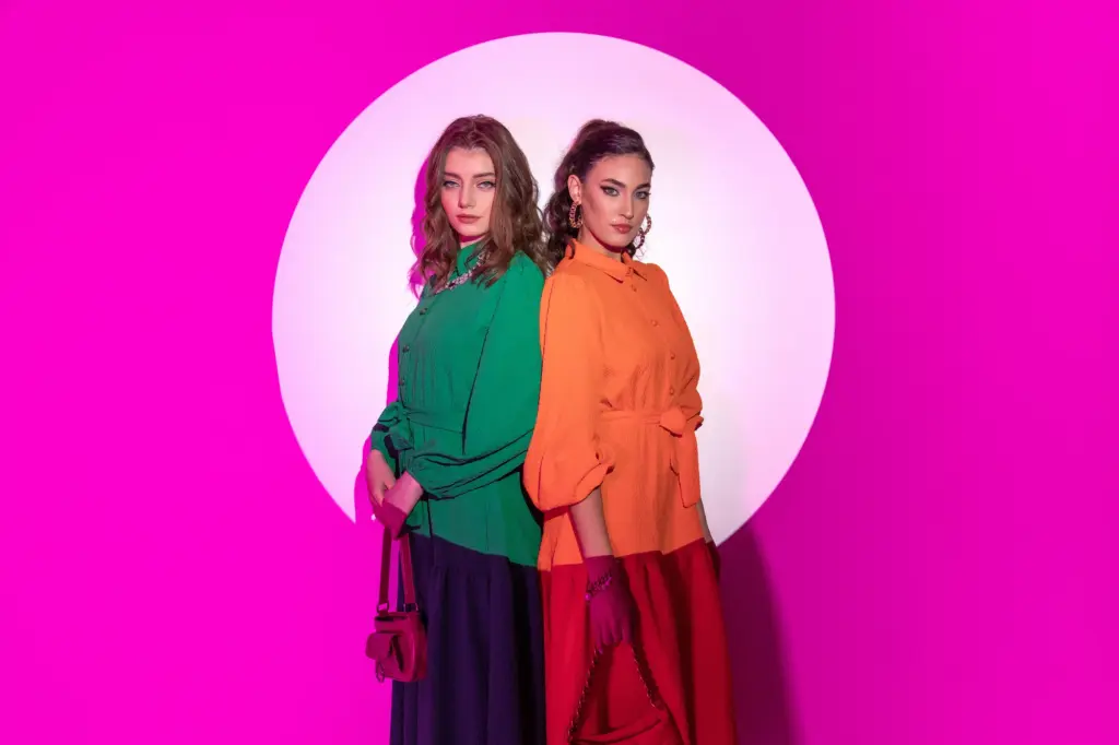 Pembe fonda renkli kadın moda ikilisi